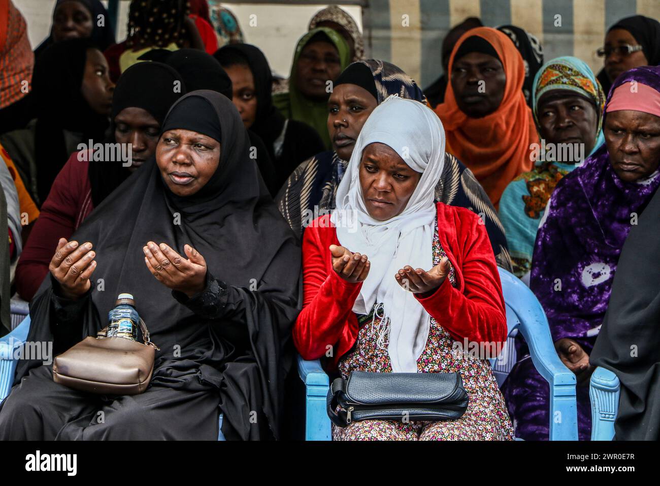 Le persone pregano durante la distribuzione di donazioni di cibo a membri bisognosi delle comunità musulmane da parte del governo del Kenya prima del Ramadan a Nakuru. Il governo del Kenya ha donato cibo ai bisognosi membri della comunità musulmana prima del Ramadan. Foto Stock