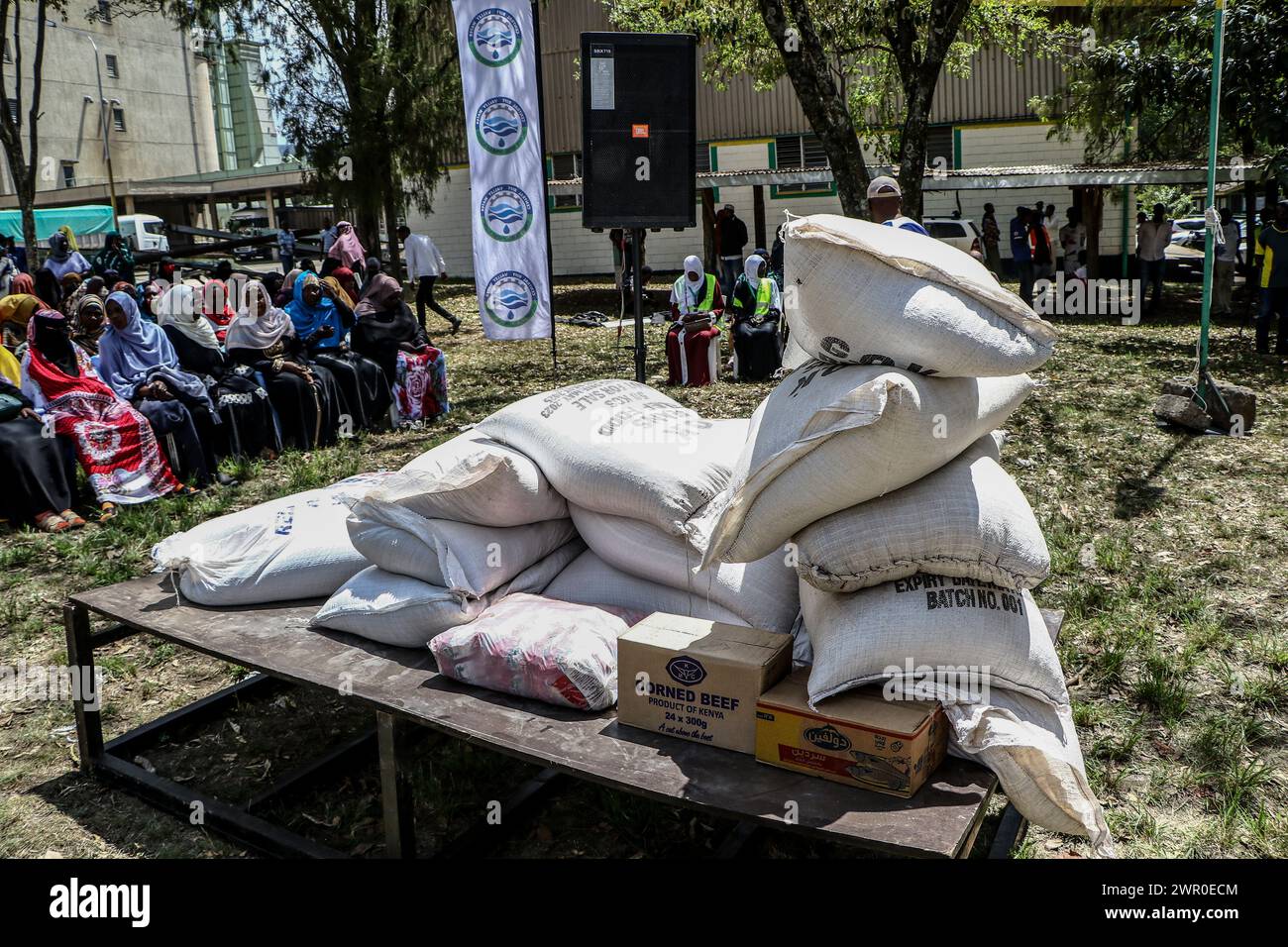 Le donne seguono i procedimenti durante la distribuzione di donazioni di cibo a membri bisognosi delle comunità musulmane da parte del governo del Kenya prima del Ramadan a Nakuru. Il governo del Kenya ha donato cibo ai bisognosi membri della comunità musulmana prima del Ramadan. (Foto di James Wakibia / SOPA Images/Sipa USA) Foto Stock