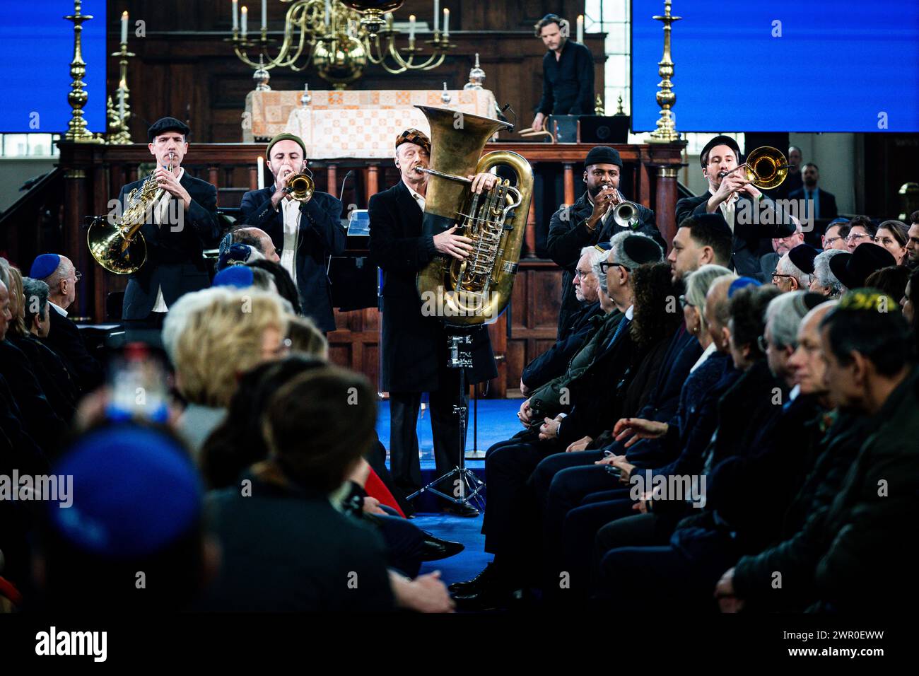 AMSTERDAM - Uno spettacolo musicale nella Sinagoga portoghese durante la cerimonia di apertura del Museo Nazionale dell'Olocausto. Il museo discute la storia della persecuzione degli ebrei nei Paesi Bassi. PISCINA ANP BART MAAT paesi bassi fuori - belgio fuori Foto Stock