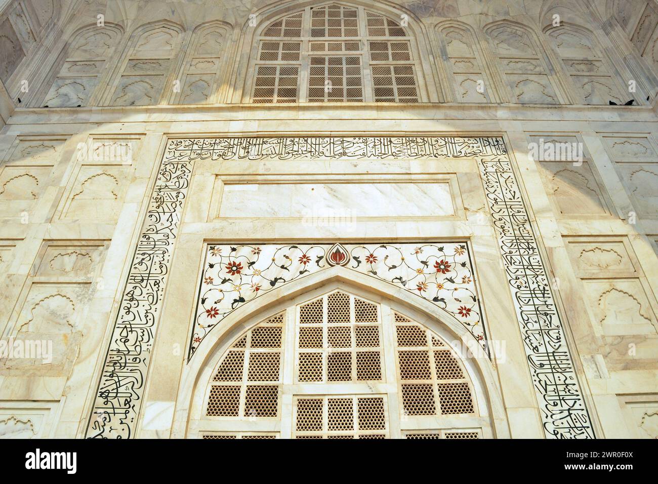 Vista parziale del Taj Mahal, sito patrimonio dell'umanità dell'UNESCO, Agra, Uttar Pradesh, India Foto Stock