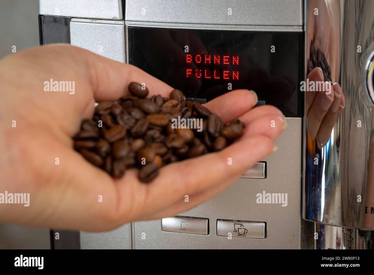 10.03.2024, Symbolbild: Der Kaffee-Preis steigt bald wieder. Kaffeemaschine Fordert BOHNEN FÜLLEN 10.03.2024, Der Kaffee-Preis steigt Cald wieder 10.03.2024, Der Kaffee-Preis steigt Bald wieder *** 10 03 2024, immagine simbolica il prezzo del caffè aumenterà presto di nuovo la macchina del caffè richiede il RIEMPIMENTO DEI RUBINETTI 10 03 2024, il prezzo del caffè aumenterà presto di nuovo 10 03 2024, il prezzo del caffè aumenterà presto di nuovo Foto Stock