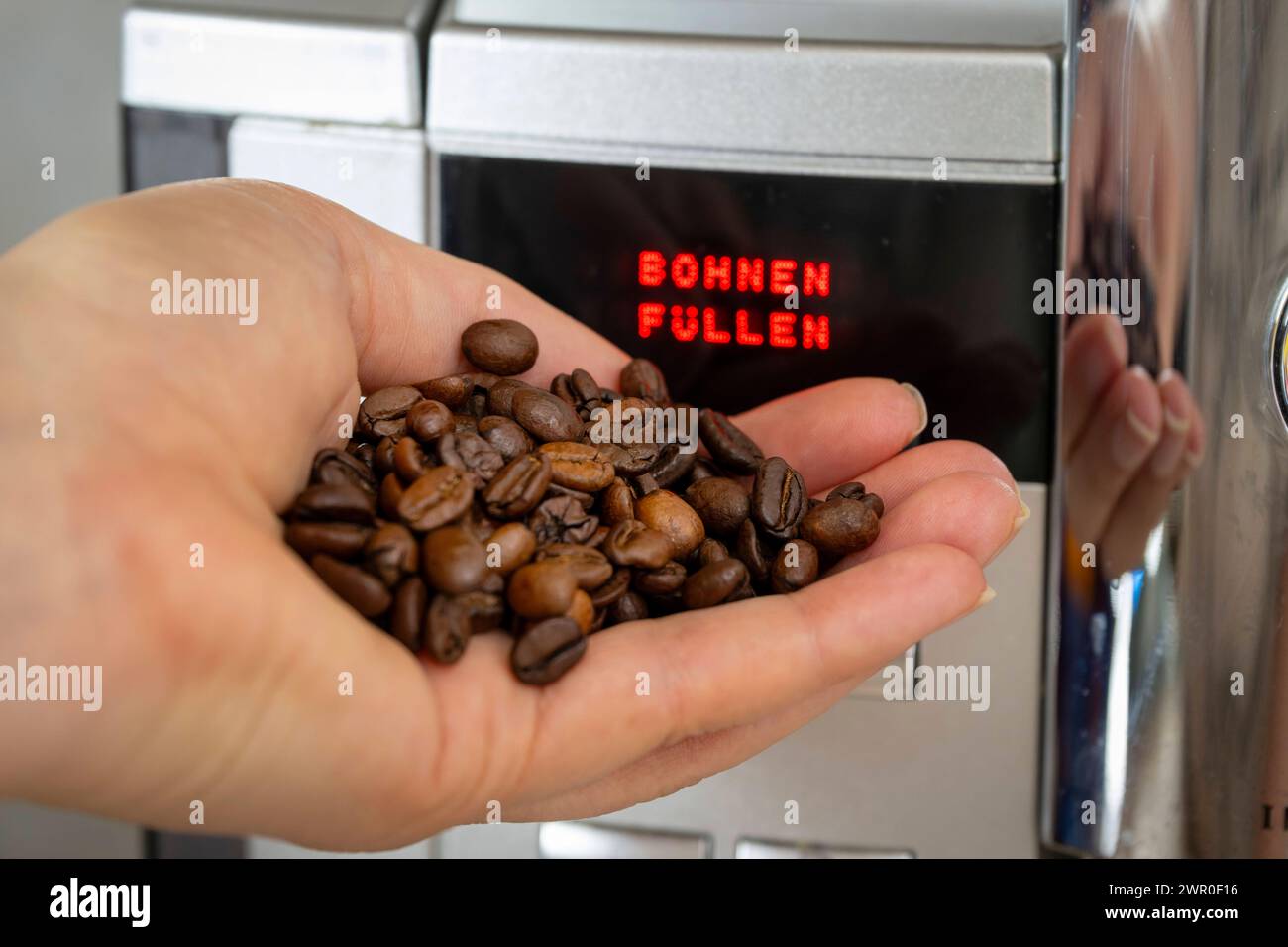 10.03.2024, Symbolbild: Der Kaffee-Preis steigt bald wieder. Kaffeemaschine Fordert BOHNEN FÜLLEN 10.03.2024, Der Kaffee-Preis steigt Cald wieder 10.03.2024, Der Kaffee-Preis steigt Bald wieder *** 10 03 2024, immagine simbolica il prezzo del caffè aumenterà presto di nuovo la macchina del caffè richiede il RIEMPIMENTO DEI RUBINETTI 10 03 2024, il prezzo del caffè aumenterà presto di nuovo 10 03 2024, il prezzo del caffè aumenterà presto di nuovo Foto Stock