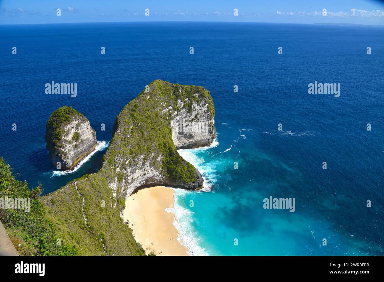 Una scogliera panoramica sull'oceano che si affaccia su splendide acque blu Foto Stock