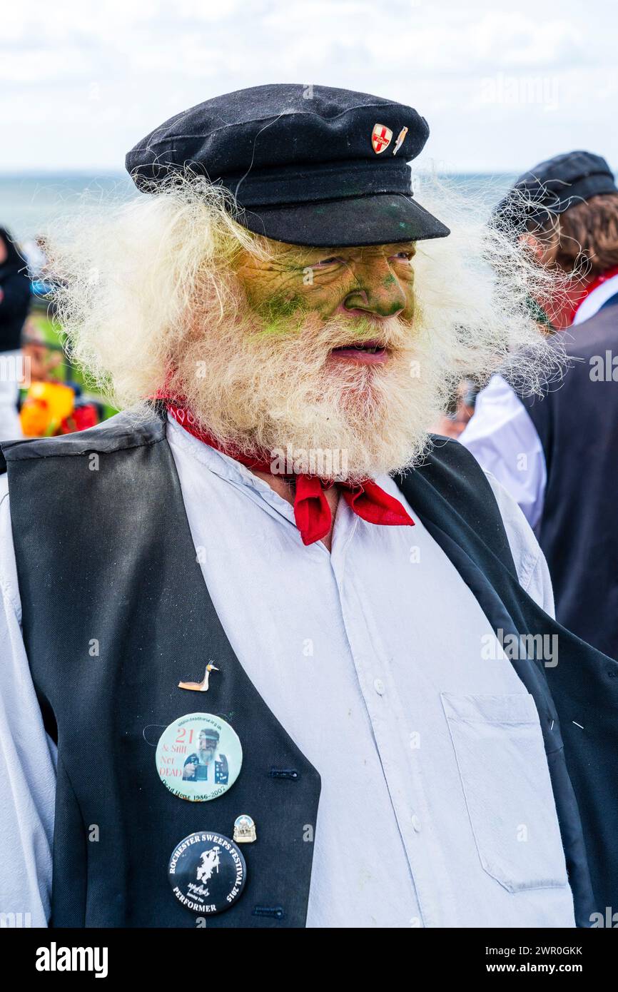 Primo piano di un Morrisman anziano con barba folta, viso dipinto di verde e cappello da uomo durante l'evento sul lungomare di Herne Bay. Foto Stock