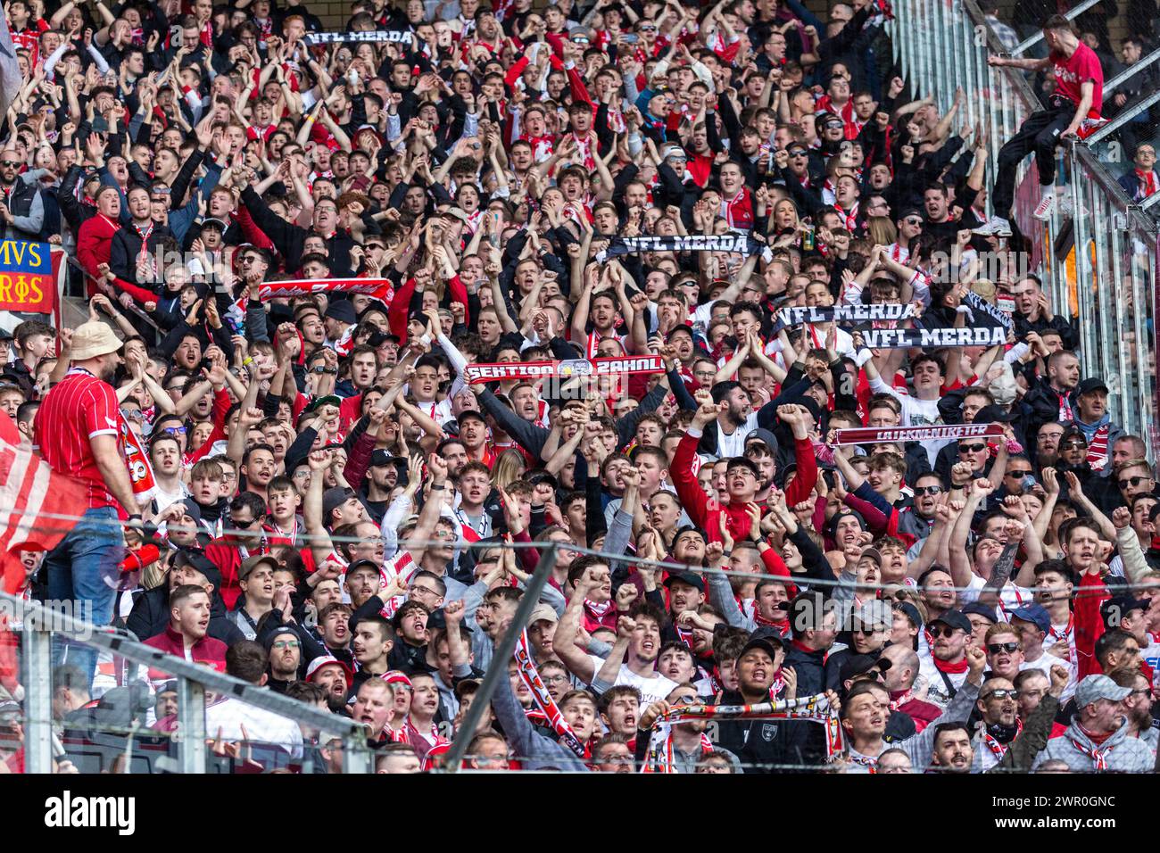 Sport, calcio, Bundesliga, 2023/2024, Borussia Moenchengladbach vs. 1. FC Koeln 3-3, Stadium Borussia Park, i tifosi di calcio di Colonia si divertono e festeggiano la propria squadra, I REGOLAMENTI DFL VIETANO QUALSIASI USO DI FOTOGRAFIE COME SEQUENZE DI IMMAGINI E/O QUASI-VIDEO Foto Stock