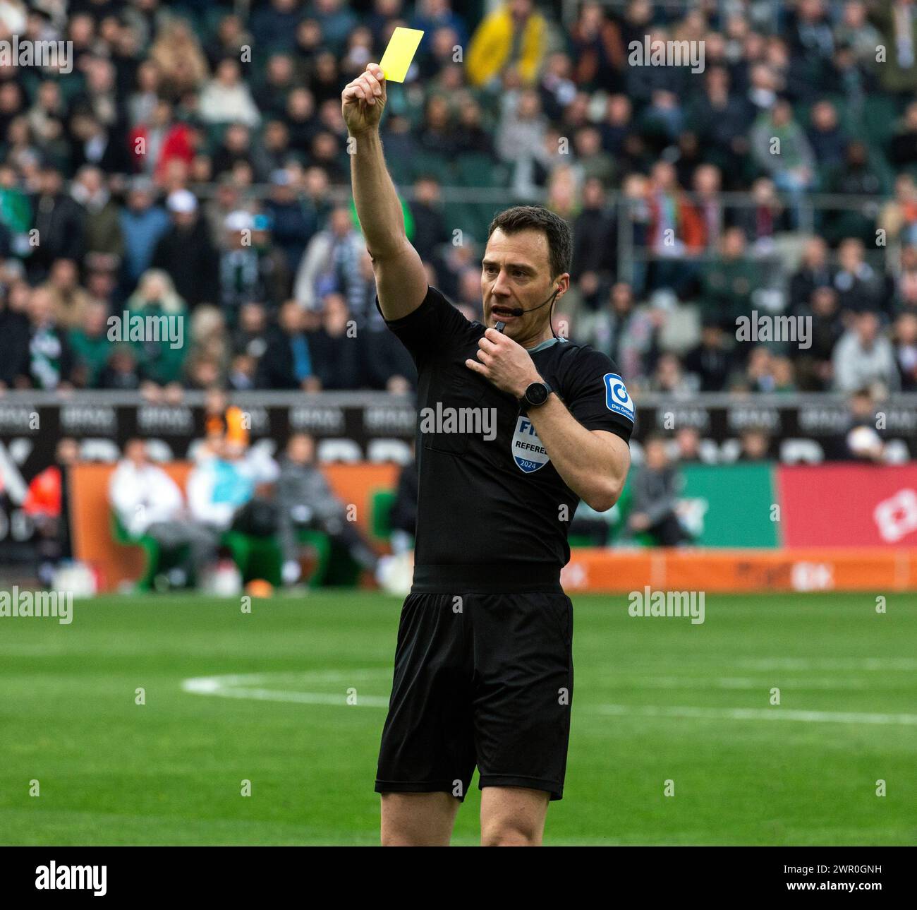 Sport, calcio, Bundesliga, 2023/2024, Borussia Moenchengladbach vs. 1. FC Koeln 3-3, Stadio Borussia Park, scena della partita, cartellino giallo dell'arbitro Felix Zwayer a Timo Bernd Huebers (FC) non raffigurato, I REGOLAMENTI DFL VIETANO QUALSIASI USO DI FOTOGRAFIE COME SEQUENZE DI IMMAGINI E/O QUASI-VIDEO Foto Stock