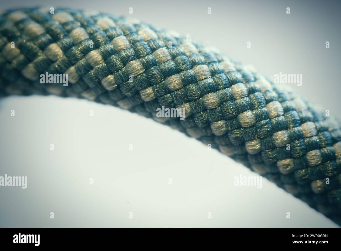 Immagine macro dettagliata di una corda a maglia di fibre sintetiche Foto Stock