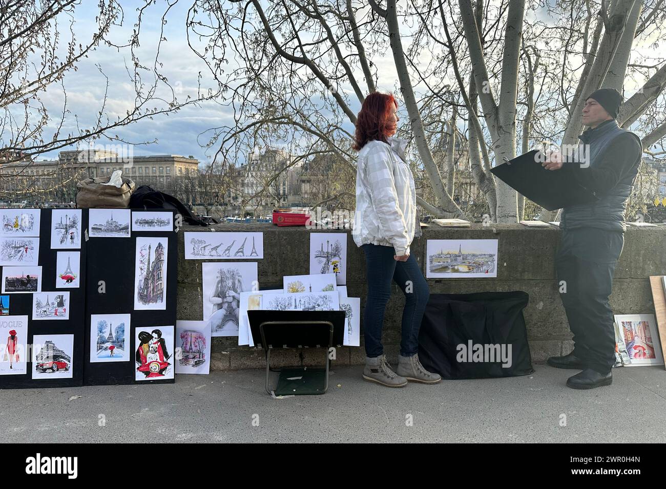 ©PHOTOPQR/l'ALSACE/Vincent VOEGTLIN ; Parigi ; 08/03/2024 ; Illustration des bouquinistes de Paris sont des libraires de livres anciens et d'occasion vendant dans des boîtes installées sur une grande partie des quais de Seine : sur la rive droite, du pont Marie au quai du Louvre et sur la rive gauche, du quai de la Tournelle au quai Voltaire, à Paris le 8 mars 2024. Parigi ; 03/08/2024; i bouquinistes di Parigi sono librai di libri vecchi e usati che vendono in scatole allestite su gran parte delle banchine della Senna: Sulla sponda destra, dal Pont Marie al quai du Louvre e sulla Foto Stock