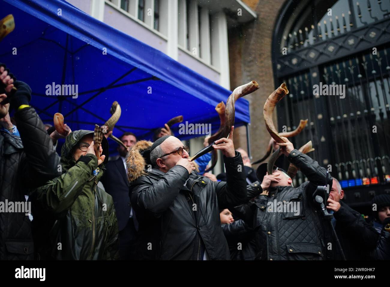 Persone che soffiano shofar e fischietti ad Abbey Road, Londra, guidate da Vanessa Feltz e Maureen Lipman, per mostrare solidarietà agli oltre 100 ostaggi detenuti a Gaza. Data foto: Domenica 10 marzo 2024. Foto Stock