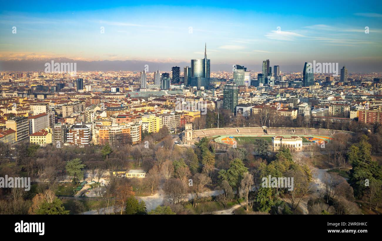 Veduta aerea di Milano guardando a nord-est dalla Torre Branca oltre Atletica Meneghina e verso porta nuova, Lombardia, Italia Foto Stock