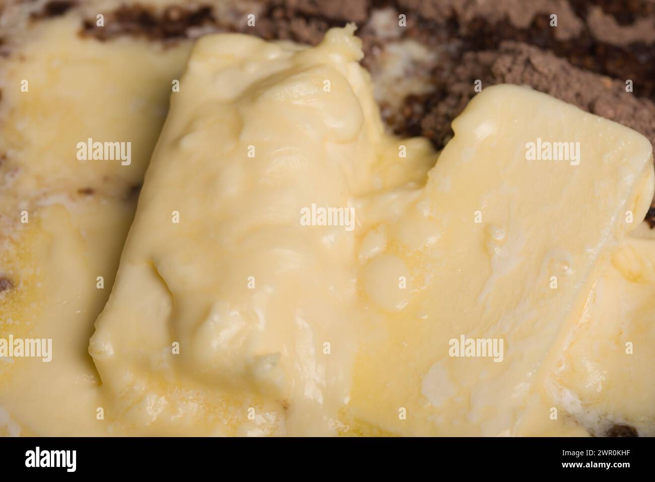 Preparazione dell'impasto per i tradizionali dolci natalizi non cotti "alveari" Foto Stock