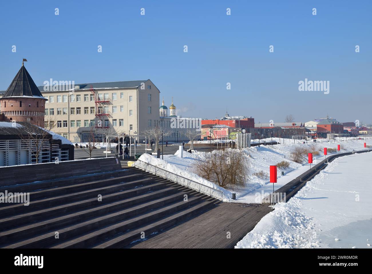 Tula, Russia - 2 marzo 2024: Persone che camminano sull'argine Kazan del fiume UPA e sulla torre del Cremlino di Tula. Mattina d'inverno. Tula, Russia Foto Stock