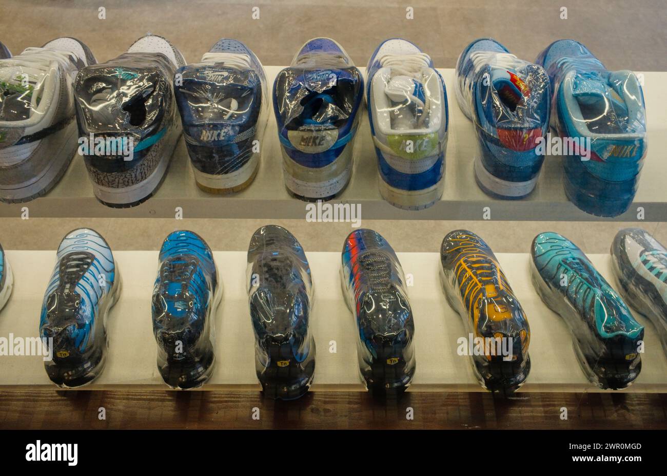 Sneaker Nike rivestite in plastica esposte in una vetrina di Newcastle Foto Stock
