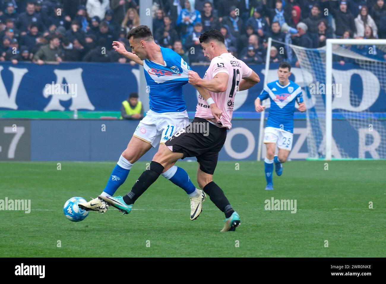 Gabriele Moncini del Brescia calcio FC contrasta con Adnan Kanuric del Palermo FC durante la partita di campionato italiano di serie B tra Brescia C. Foto Stock