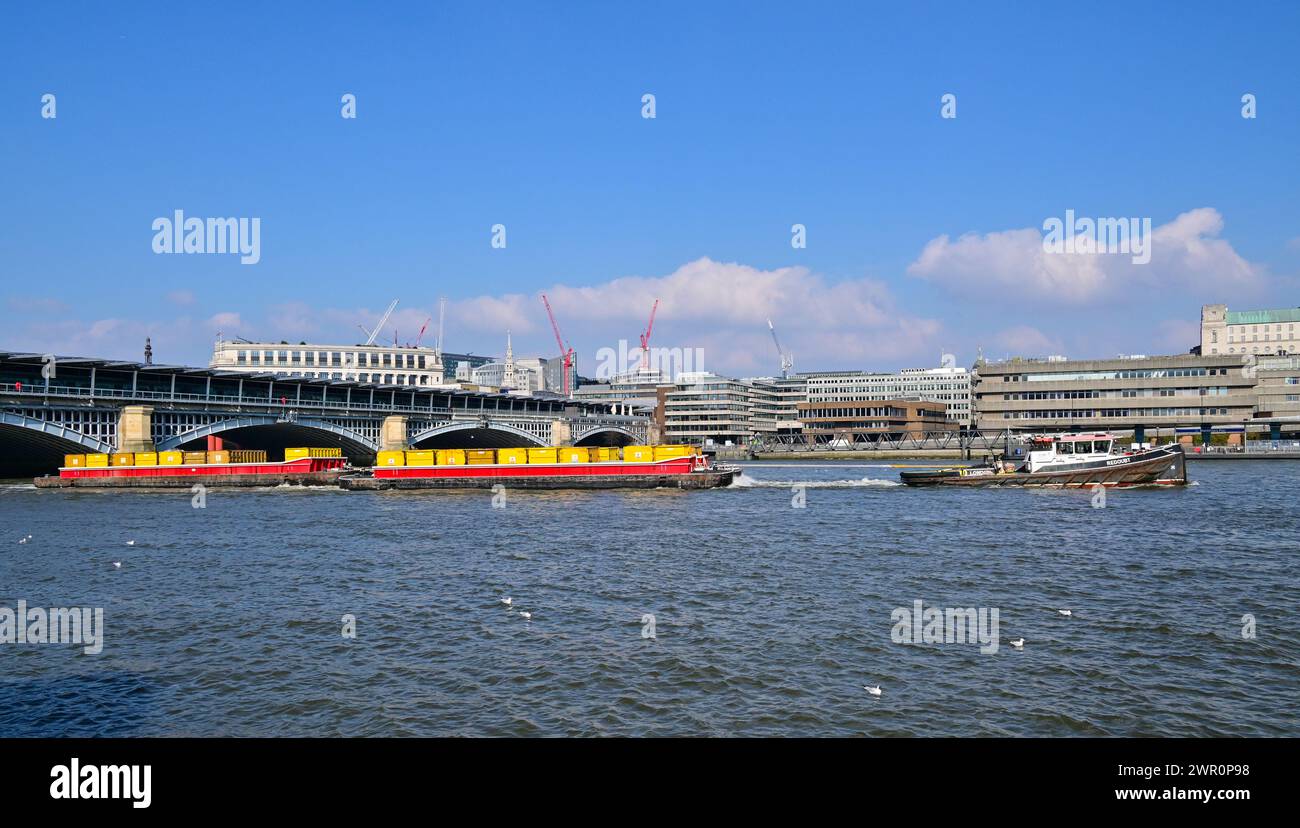 Rimorchiatore "Redoubt" che trasporta chiatte di contenitori di rifiuti a valle del Tamigi, Londra, Inghilterra, Regno Unito. Foto Stock