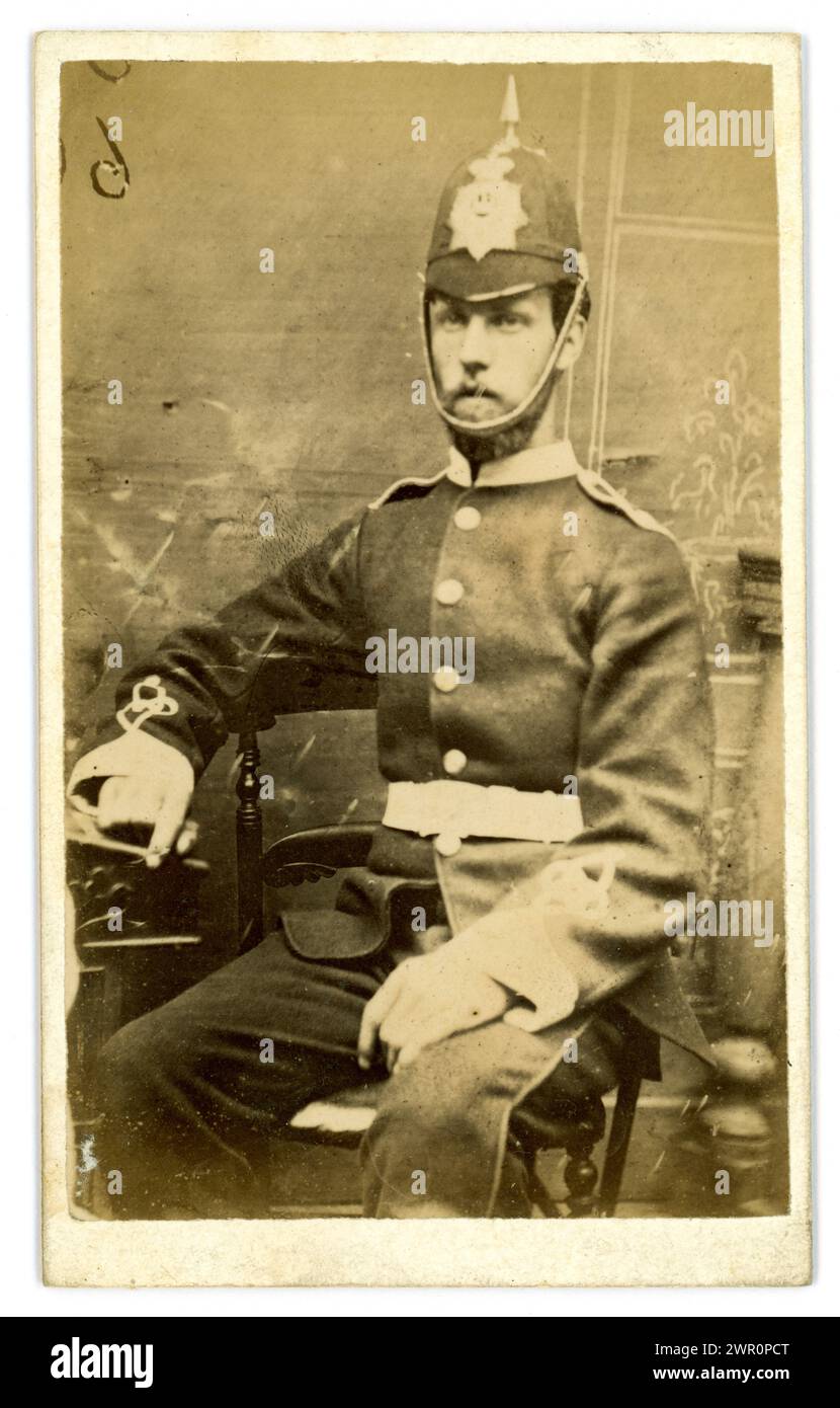 Originale Victorian carte de visite (Visiting Card o CDV) ritratto in studio di un militare vittoriano che indossa un casco da servizio domiciliare dell'esercito britannico. Ignoto British Regiment Regno Unito, circa 1870 Foto Stock