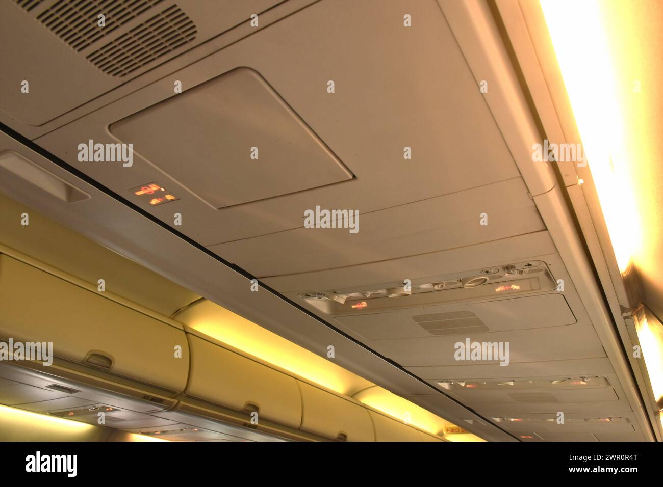 tetto e lampada in cabina su aereo commerciale Foto Stock