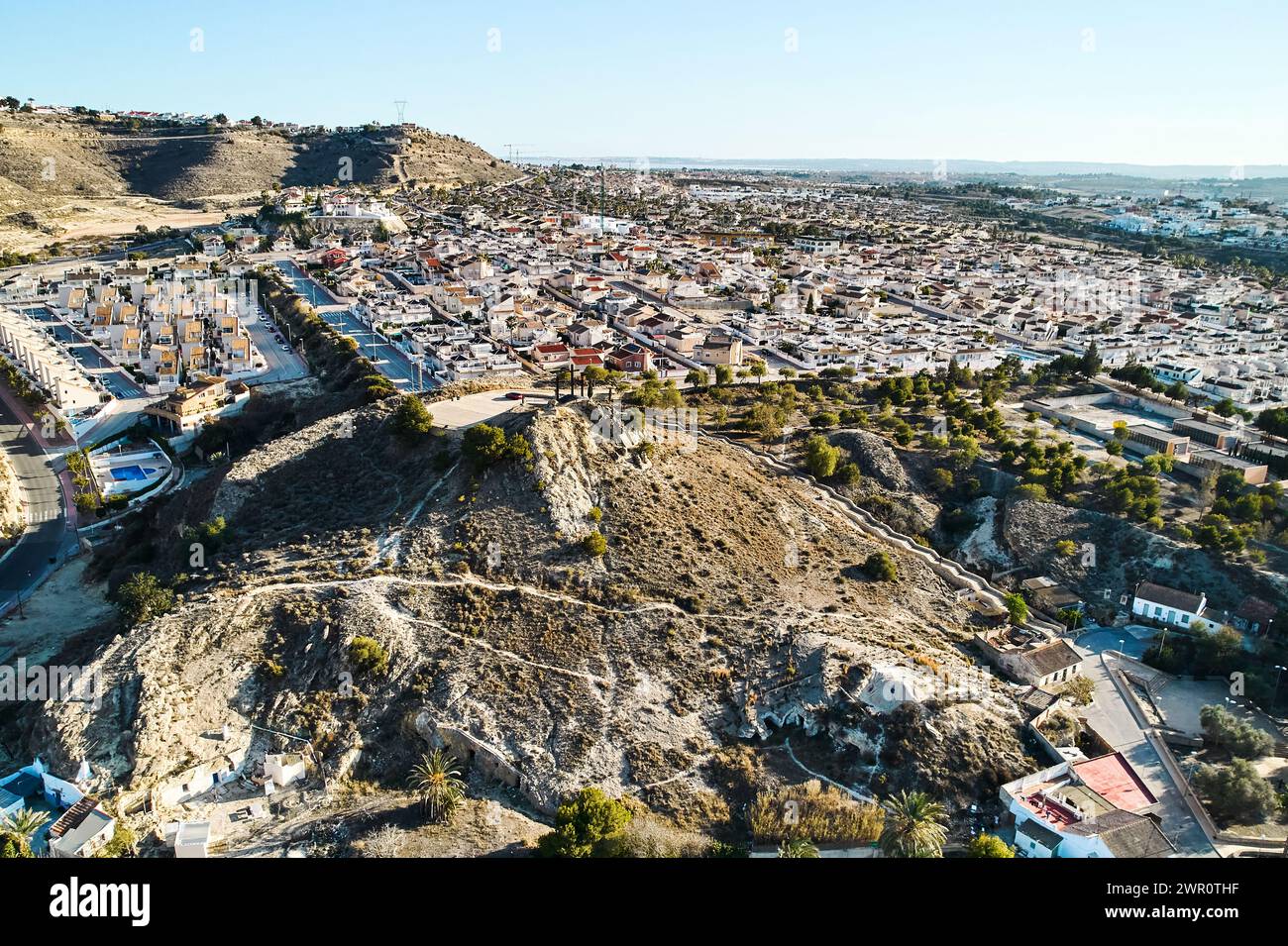 Vista aerea del paesaggio cittadino di Rojales con Monte Calvario e tre croci contro il cielo blu. Rojales, città, Spagna Foto Stock