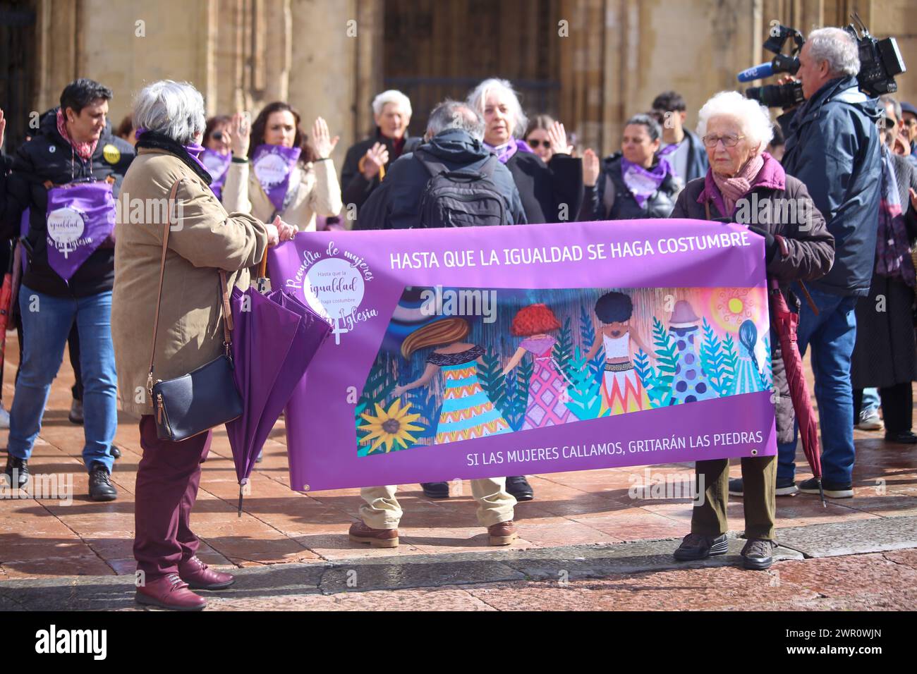 Oviedo, Spagna, 10 marzo 2024: La bandiera principale del raduno con "finché l'uguaglianza non diventa consuetudine, se le donne rimangono in silenzio, le pietre grideranno” durante il raduno fino a quando l'uguaglianza diventa consuetudine, 10 marzo 2024 2024, a Oviedo, Spagna. Crediti: Alberto Brevers / Alamy Live News. Foto Stock