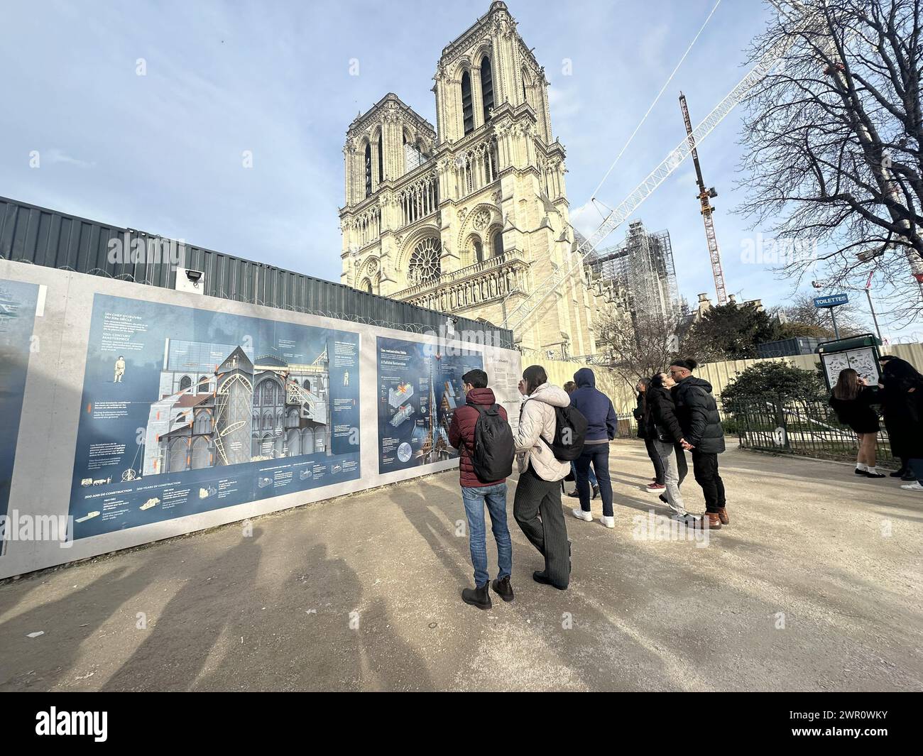 Parigi, Francia. 8 marzo 2024. © PHOTOPQR/l'ALSACE/Vincent VOEGTLIN ; Parigi ; 08/03/2024 ; De nombreux Tourist et parisiens assistent tous les jours à la Reconstruction de la cathédrale de Notre Dame de Paris, le 8 mars 2024. Parigi, Francia, 8 marzo 2024 lavori alla cattedrale di Notre Dame de Paris crediti: MAXPPP/Alamy Live News Foto Stock