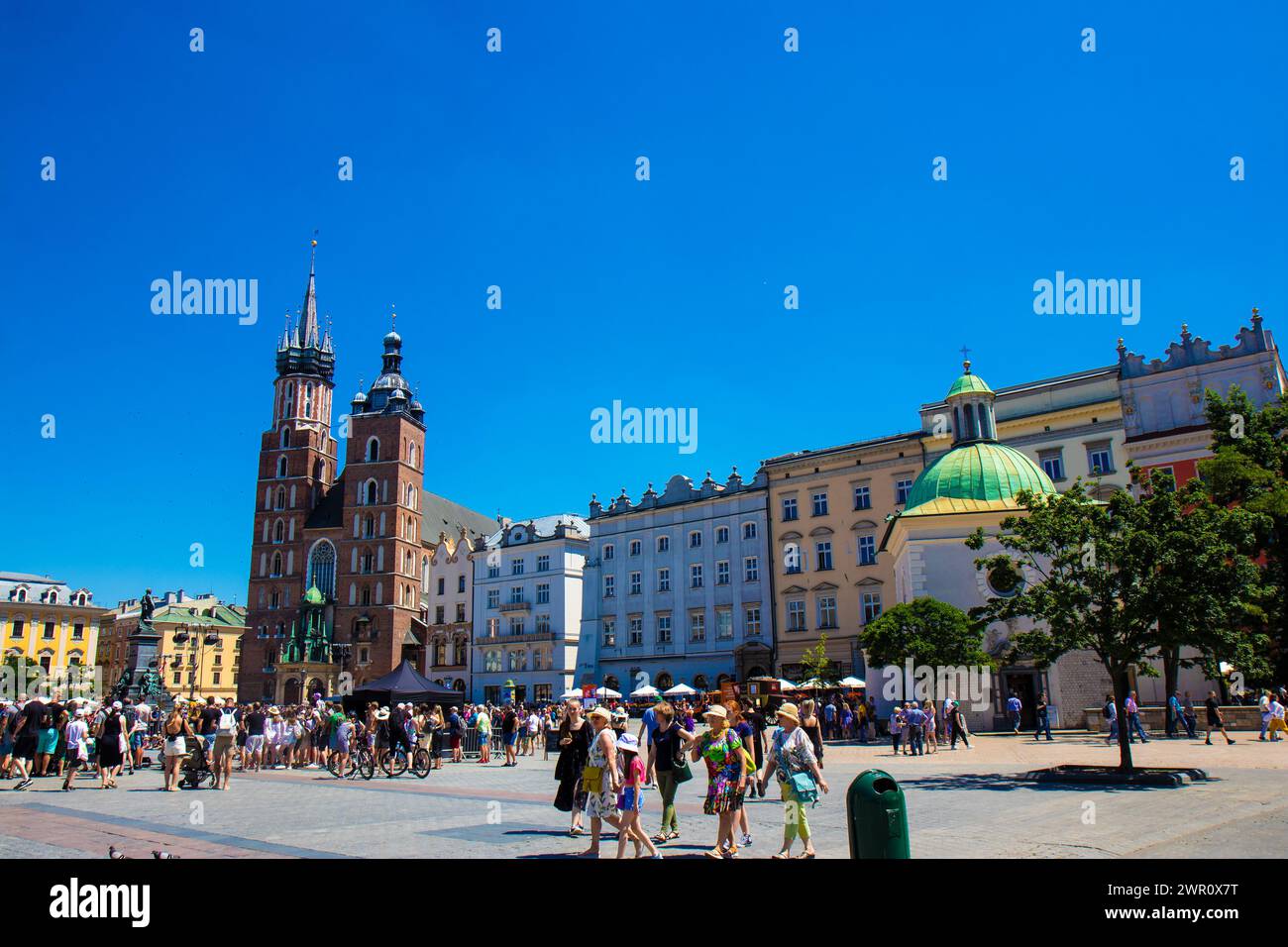 Cracovia, Polonia - 8 luglio 2023: Basilica di Santa Maria con facciata orientale della Piazza del mercato principale Foto Stock