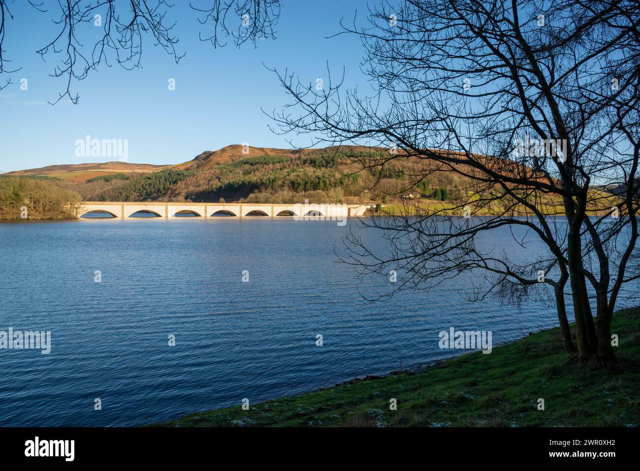 Ashopton Viaduct e Ladybower Reservation nel parco nazionale del Peak District in una soleggiata giornata invernale. Foto Stock