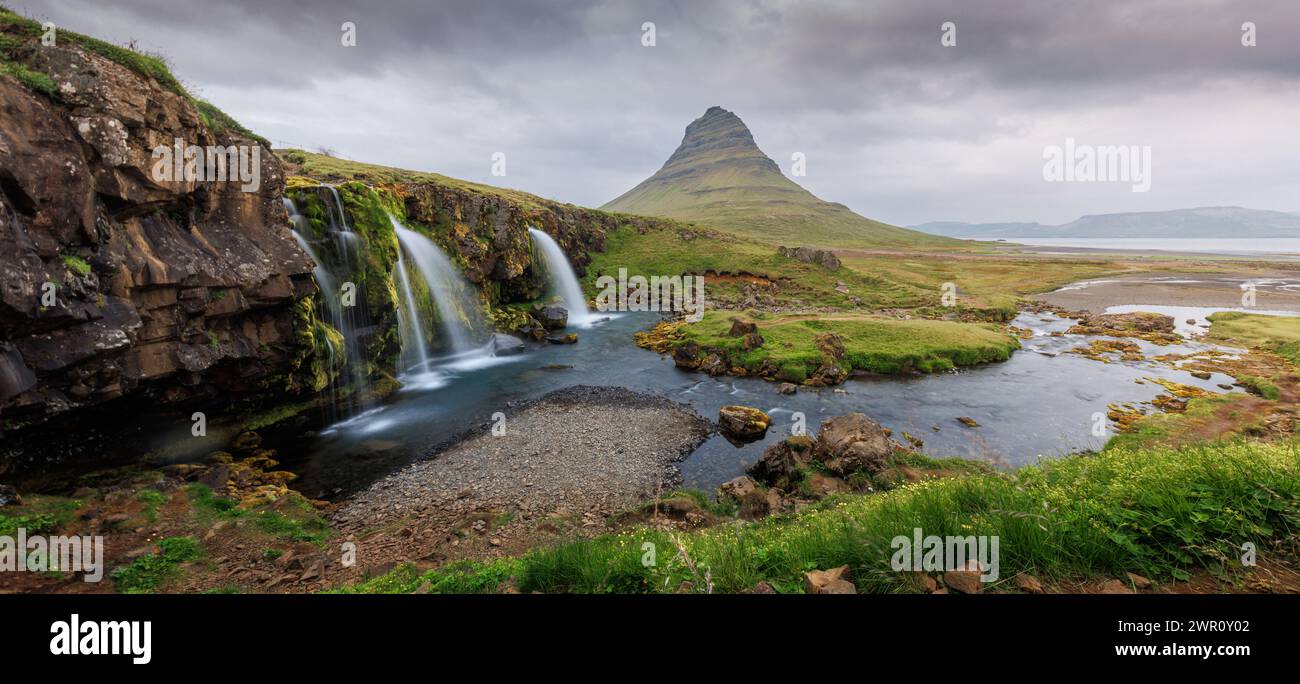 Kirkjufell, una montagna di chiesa, è la montagna più fotografata in Islanda, con una forma unica e un paesaggio fantastico Foto Stock