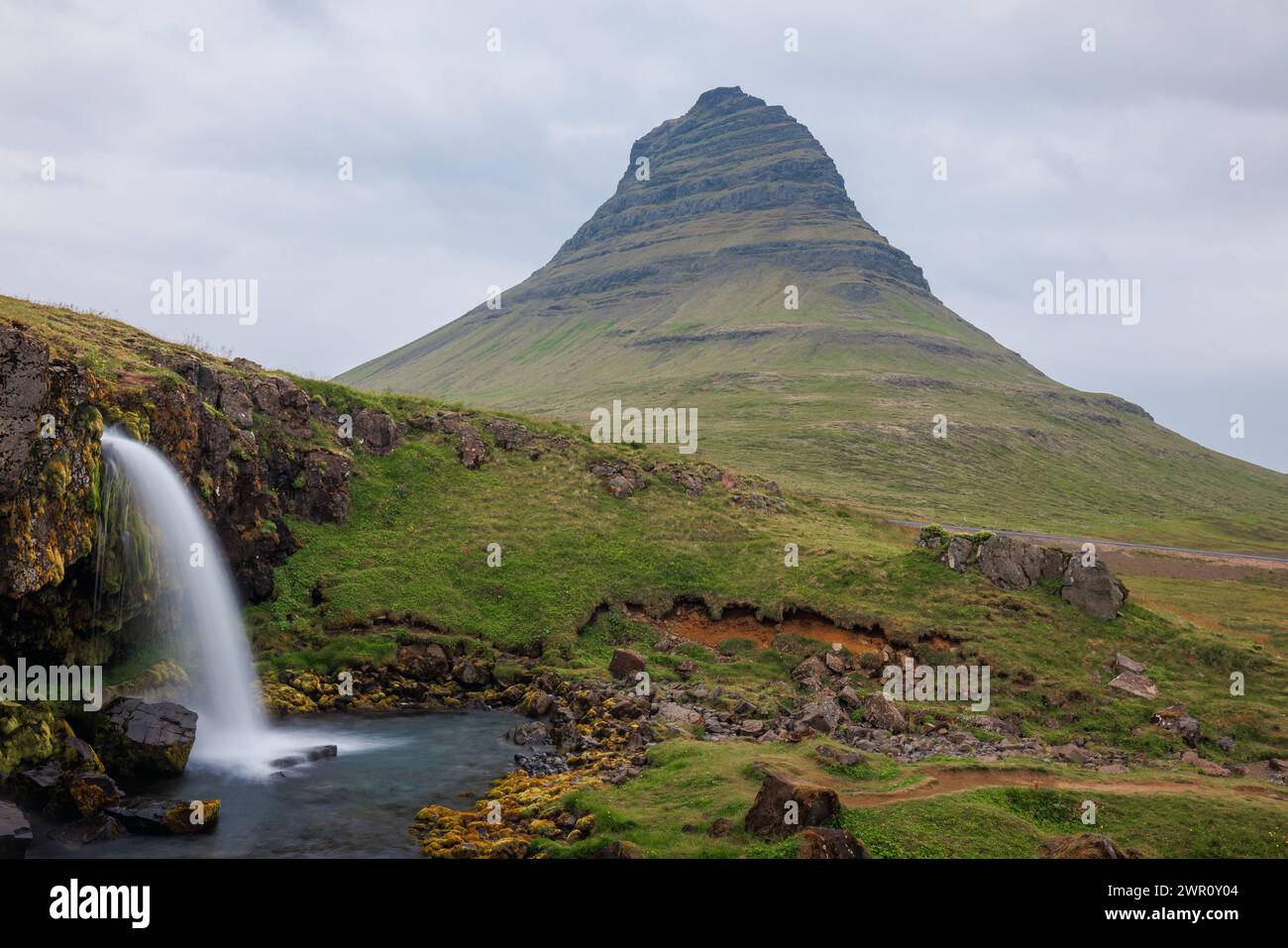 Kirkjufell, una montagna di chiesa, è la montagna più fotografata in Islanda, con una forma unica e un paesaggio fantastico Foto Stock