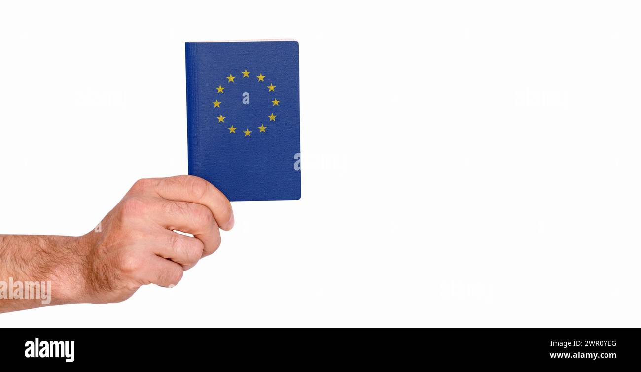 La mano maschio isolata regge il passaporto europeo blu. Foto Stock