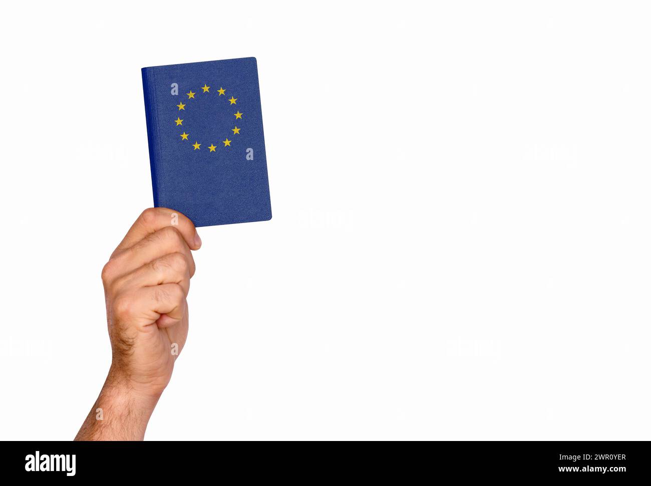 La mano maschile isolata tiene il passaporto blu con il simbolo dei sindacati europei. Foto Stock