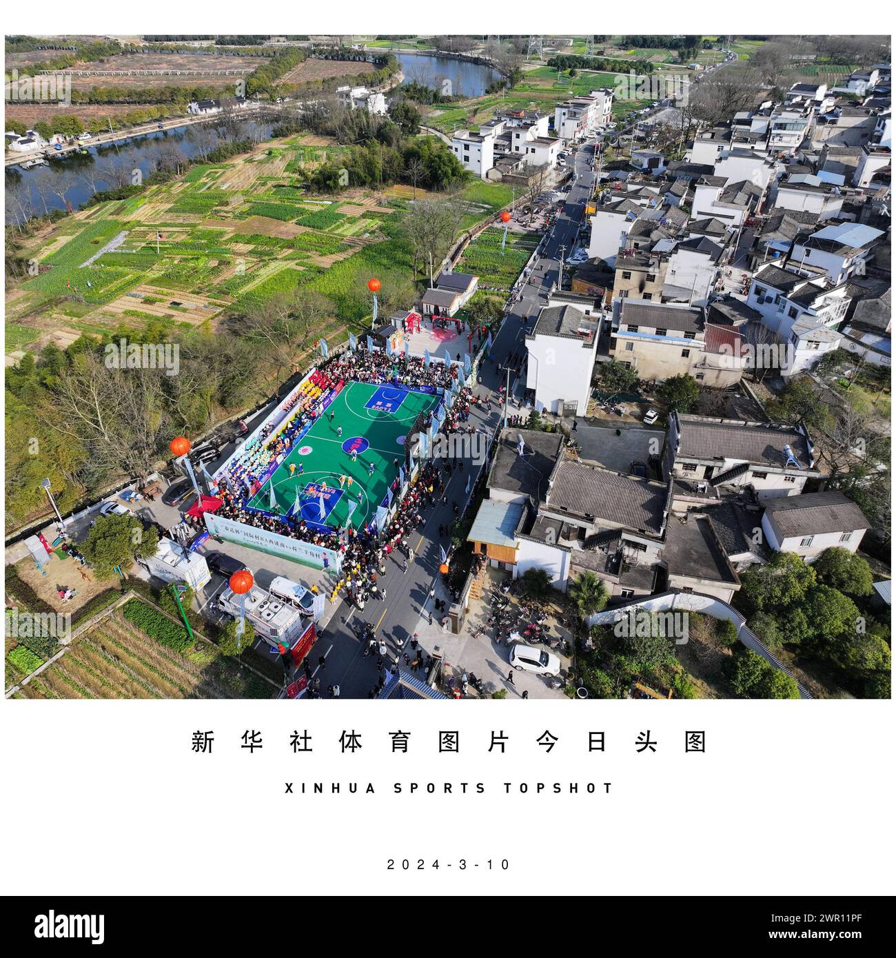 (240310) -- PECHINO, 10 marzo 2024 (Xinhua) -- la foto del drone scattata il 10 marzo 2024 mostra una vista aerea di una partita di basket di campagna tra la squadra olandese Giethoorn e la squadra cinese Xixinan nel villaggio Xixian della città di Huangshan, nella provincia orientale di Anhui. (Xinhua/Du Yu) Foto Stock (240310) -- PECHINO, 10 marzo 2024 (Xinhua) -- la foto del drone scattata il 10 marzo 2024 mostra una vista aerea di una partita di basket di campagna tra la squadra olandese Giethoorn e la squadra cinese Xixinan nel villaggio Xixian della città di Huangshan, nella provincia orientale di Anhui. (Xinhua/Du Yu) Foto Stock