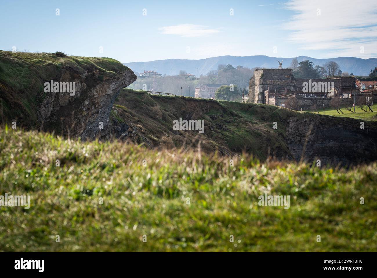 Cimitero Comillas, costruito su rovine gotiche Cantabria, Spagna Foto Stock
