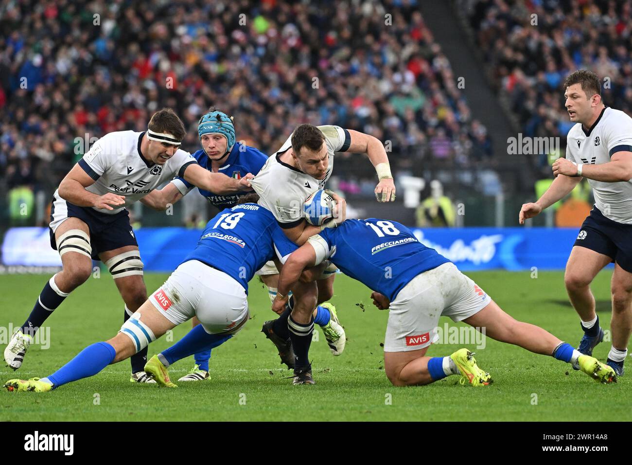 Andrea Zambonin d'Italia, Jack Dempsey di Scozia e Giosue Zilocchi d'Italia durante la partita di rugby delle sei Nazioni tra Italia e Scozia allo Stadio Olimpico di Roma il 9 marzo 2024. Foto Stock