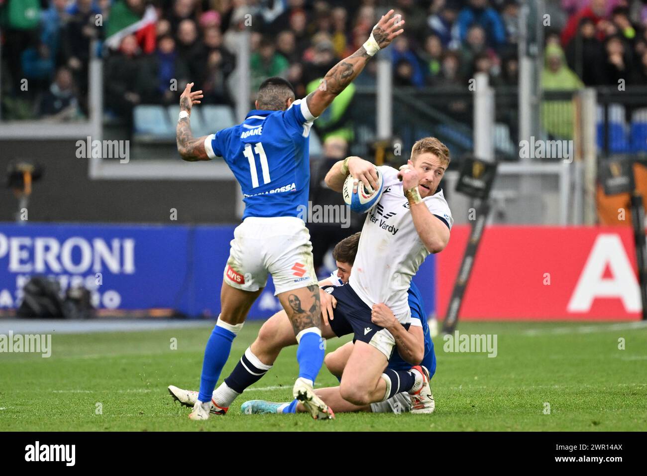 Monty Ioane e Kyle Steyn della Scozia durante la partita di rugby delle sei Nazioni tra Italia e Scozia allo Stadio Olimpico di Roma il 9 marzo 2024. Foto Stock