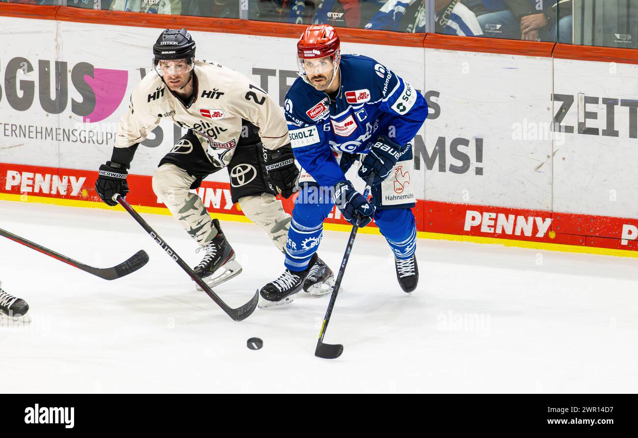 Im Zweikampf gegen den Kölner #21 Mark Olver Spielt der Schwenninger Capitano #6 Daryl Boyle einen Pass zu einem Mitspieler. (Villingen-Schwenningen, D Foto Stock