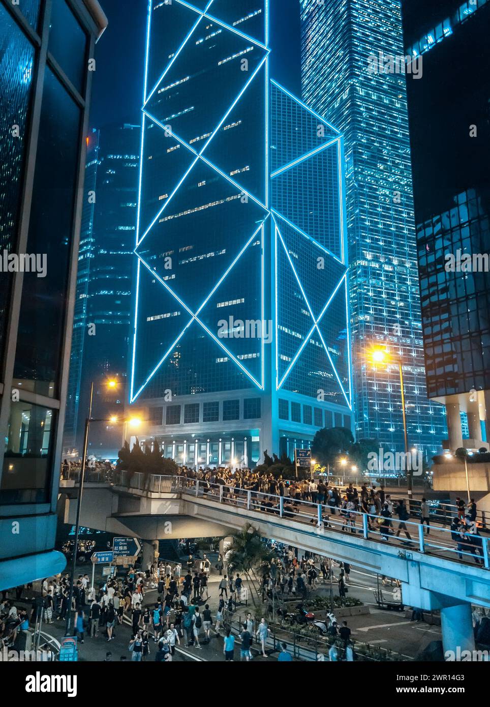 Hong Kong - 30 settembre 2014 - i manifestanti del movimento dell'ombrello di Hong Kong di notte davanti all'edificio della Bank of China Foto Stock