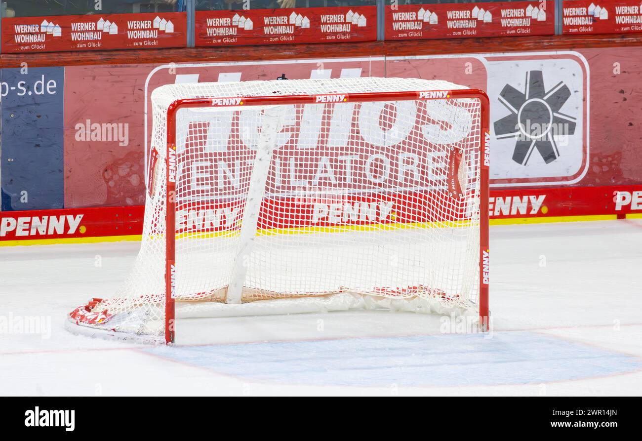 Ein leeres Eishockey Tor mit der Beschriftung des Discounter Penny, welcher Hauptsponsor der Penny DEL ist. (Villingen-Schwenningen, Deutschland, 29,1 Foto Stock