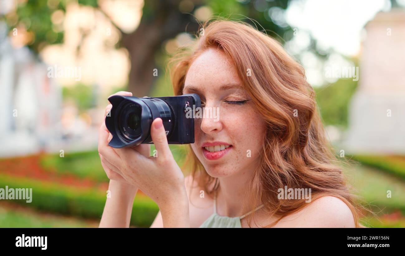 Vista ravvicinata di una donna che scatta una foto all'aperto Foto Stock