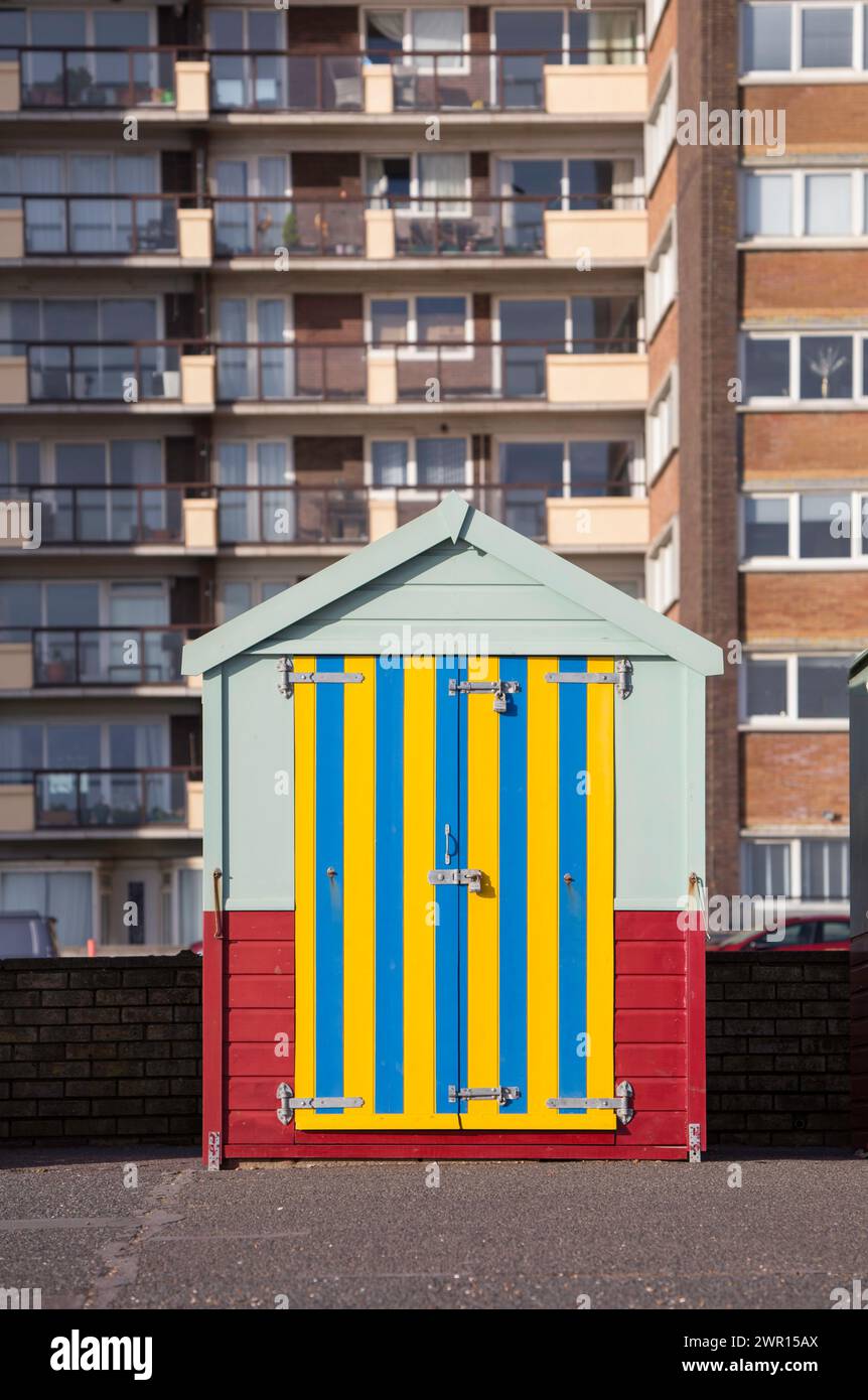 Capanna sulla spiaggia di fronte a un isolato di appartamenti a Hove Brighton Regno Unito Foto Stock