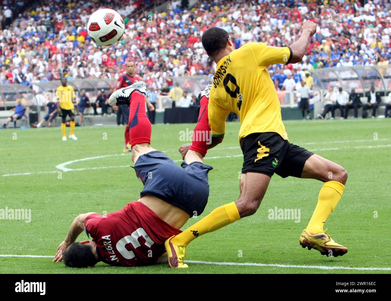 19 GIUGNO 2011: Carlos Bocanegra (3) degli USA MNT allontana la palla da Ryan Johnson (9) della Giamaica durante un incontro di quarti di finale della CONCACAF Gold Cup allo stadio RFK di Washington D.C. gli USA vinsero 2-0. Foto Stock