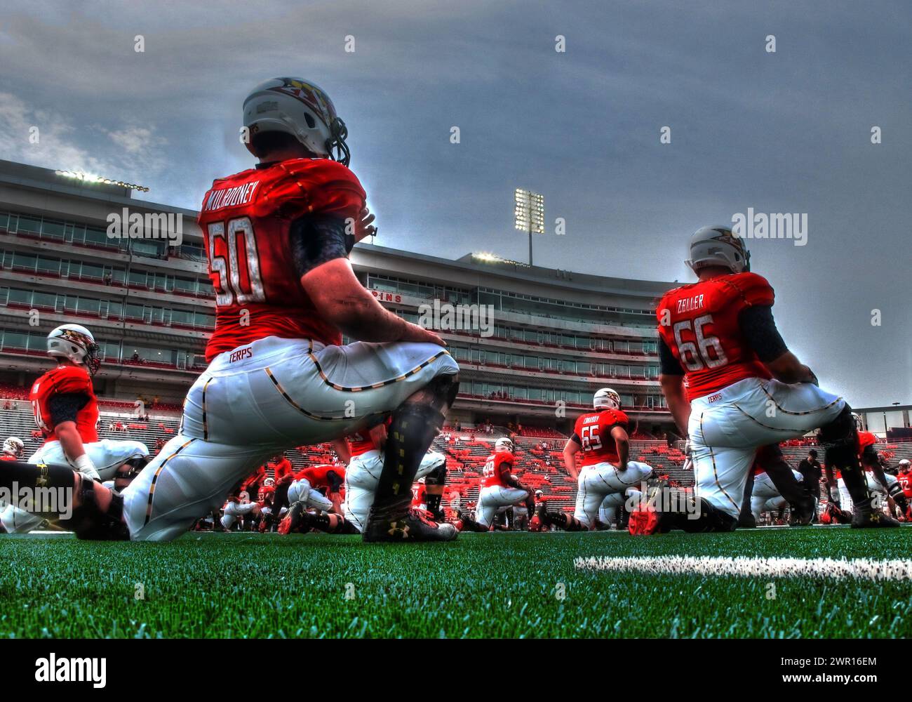 1 settembre 2012: Evan Mulrooney (50) e Andrew Zeller (66) dell'Università del Maryland si riscaldano prima della partita contro William & Mary durante una partita di football NCAA al Byrd Stadium, a College Park, MD. Il Maryland ha vinto 7-6. Foto Stock