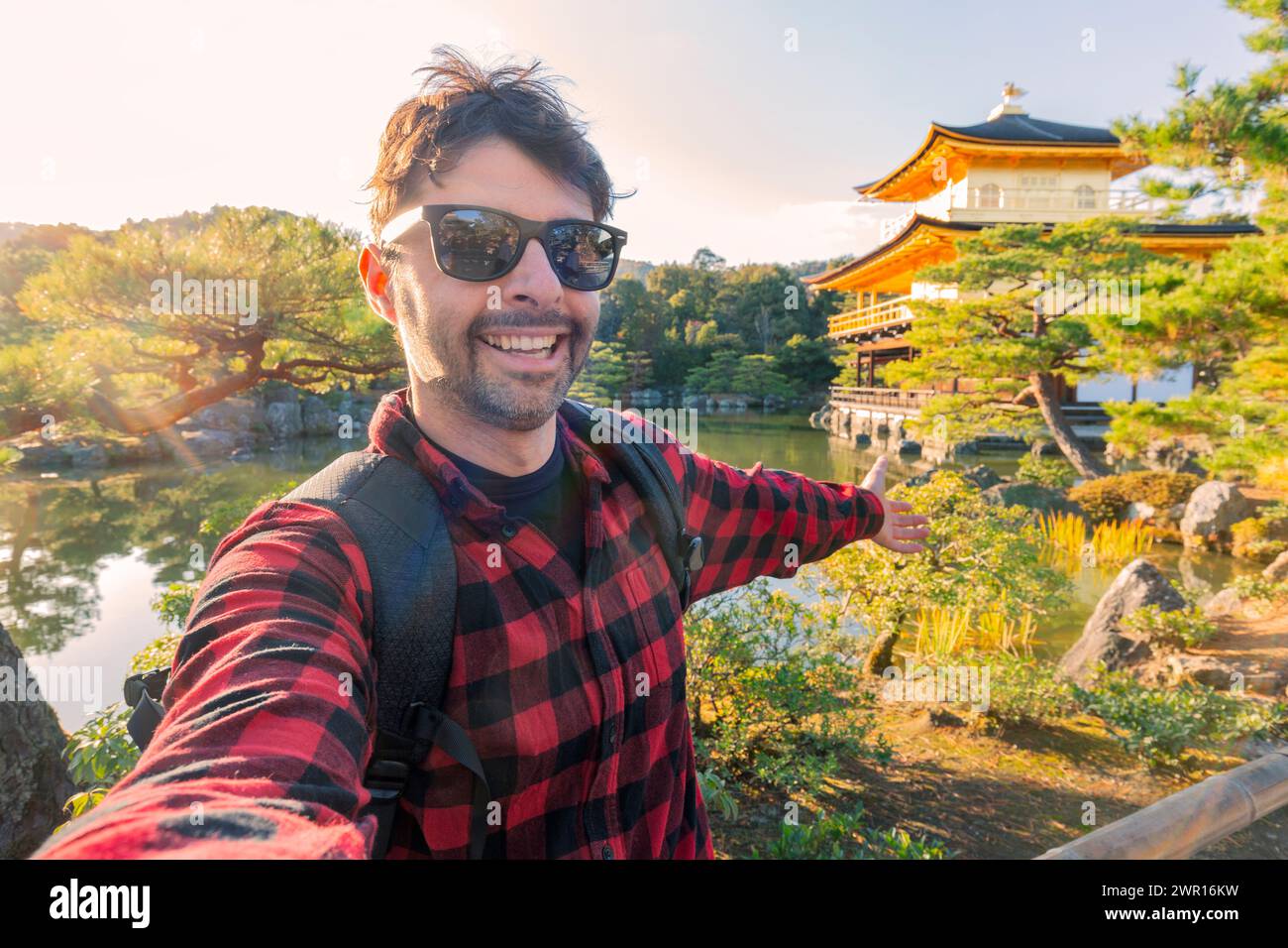 Bello giovane turista che si gode una vacanza estiva a Kyoto, Giappone - viaggiare concetto di stile di vita con un uomo sorridente che scatta selfie in strada con il giappone Foto Stock