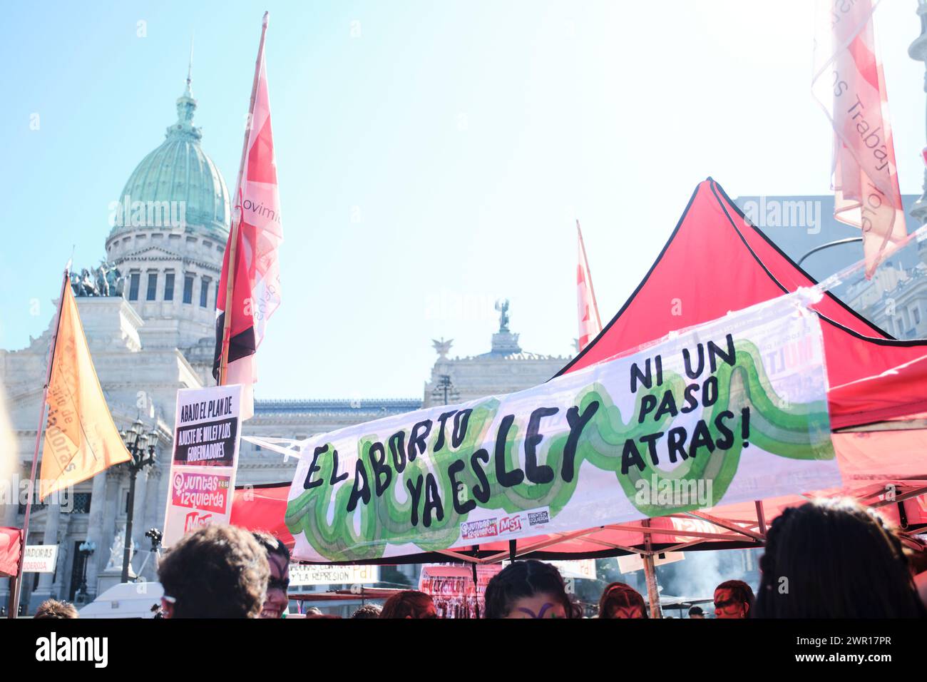 Buenos Aires, Argentina; 8 marzo 2024: Marcia per la giornata della donna, striscione davanti al Congresso Nazionale con il testo: L'aborto è già legge. Neanche uno Foto Stock