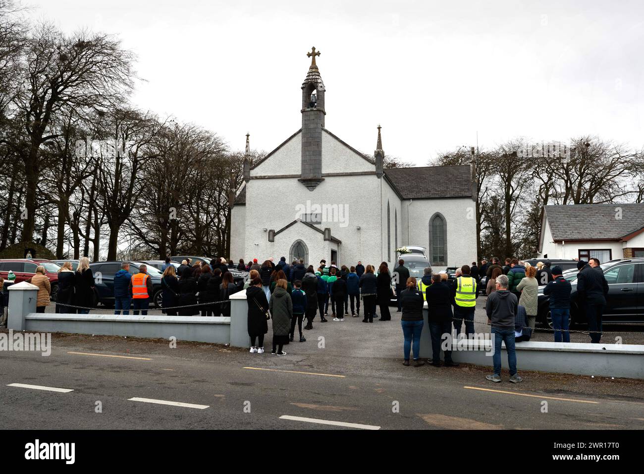 Il lutto sedette al funerale della dodicenne Saoirse Ruane alla chiesa dei Santi Pietro e Paolo, Kiltullagh, Co Galway. La ragazza della Co Galway che è apparsa al Late Late Toy Show e ha ispirato il lancio di The Toy Show Appeal, che ha portato alla raccolta di milioni di euro, è morta a casa sua martedì dopo aver ricevuto la diagnosi di cancro nel 2019. Data foto: Domenica 10 marzo 2024. Foto Stock