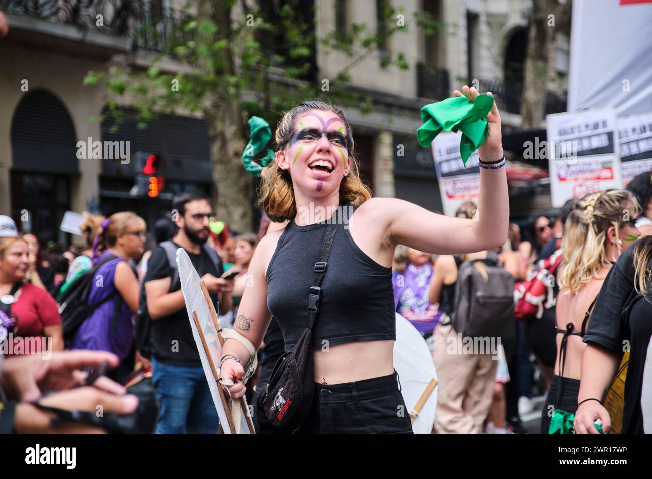 Buenos Aires, Argentina; 8 marzo 2024: Donna che danzava, cantava slogan femministi e sventolava una sciarpa verde mentre marciava durante il wome internazionale Foto Stock