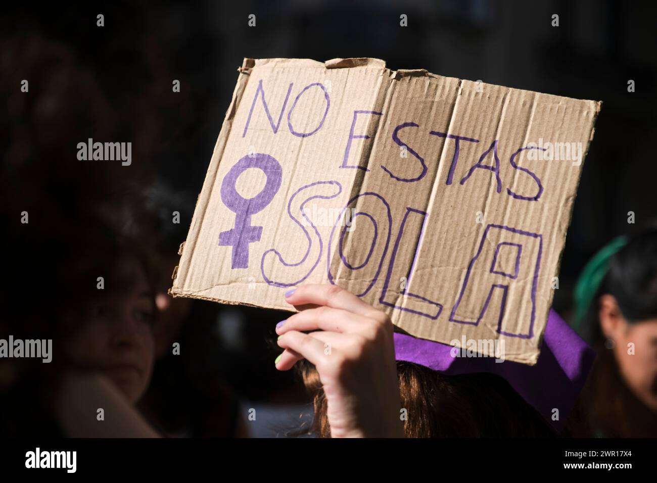 Buenos Aires, Argentina; 8 marzo 2024: Sciopero femminista internazionale. Mano che solleva un poster con il simbolo delle donne e il testo che non sei solo. Foto Stock