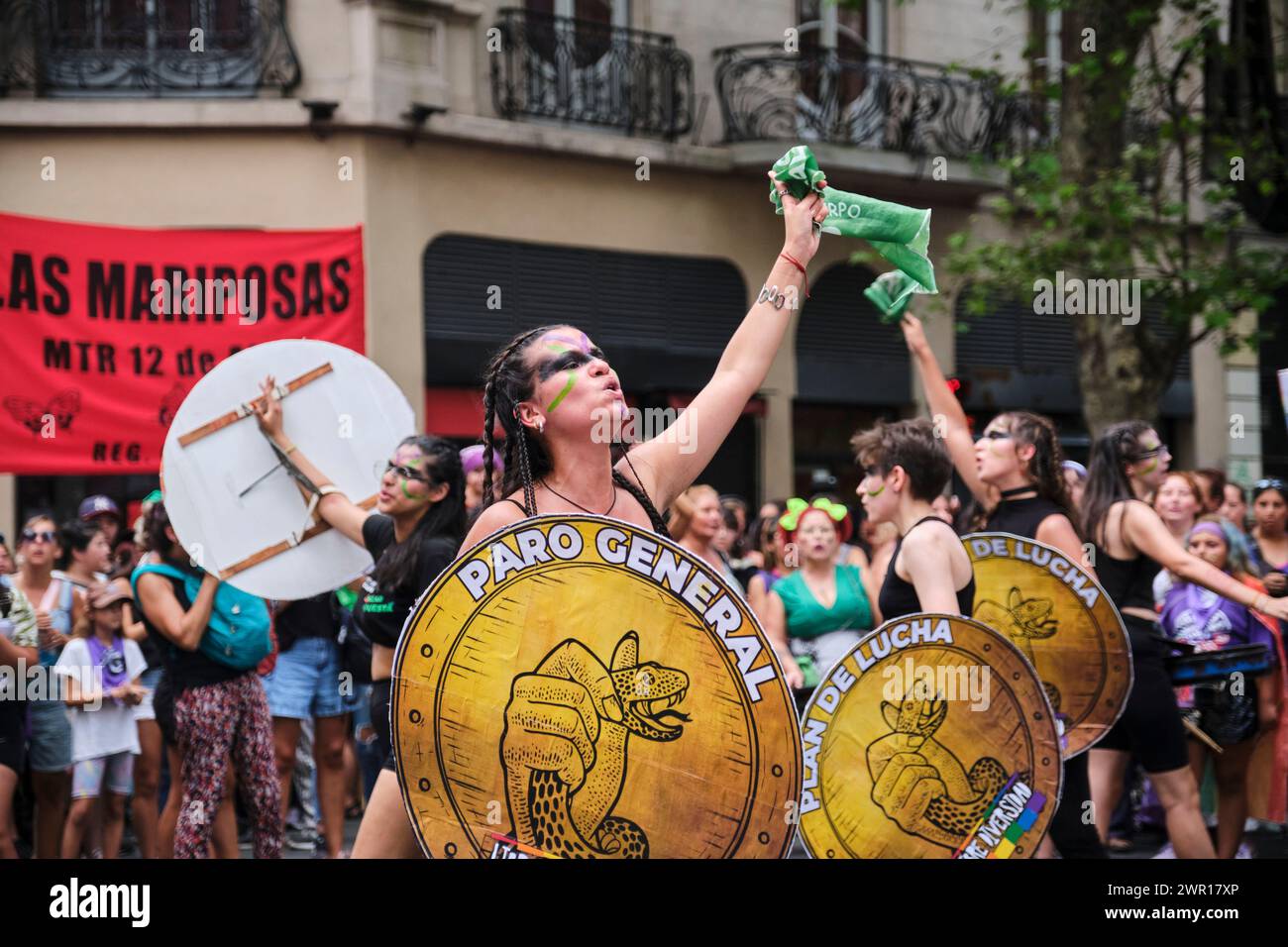 Buenos Aires, Argentina; 8 marzo 2024: Giovani donne che ballano, cantano slogan e allevano fazzoletti verdi mentre marciano durante la Foto Stock