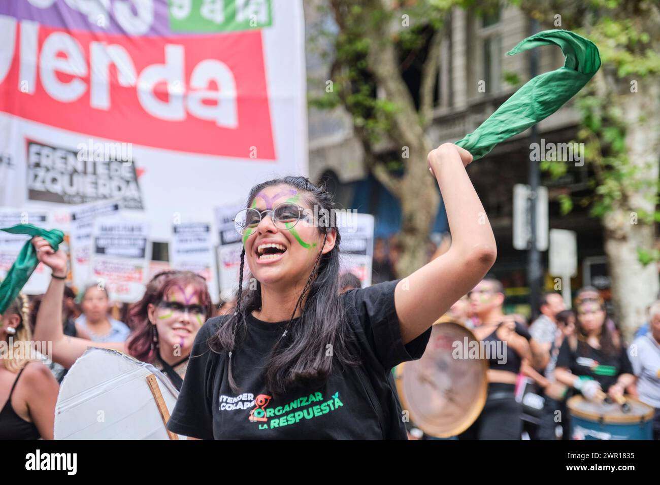 Buenos Aires, Argentina; 8 marzo 2024: Donna che danzava, cantava slogan femministi e sventolava una sciarpa verde mentre marciava durante il wome internazionale Foto Stock