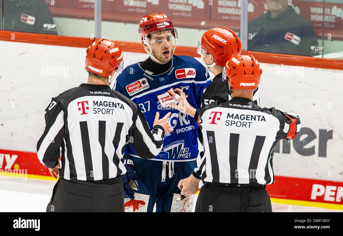 Schwenninger Wild Wings - Augsburger Panthers, Helios Arena, Penny DEL, Hauptrunde: Captain #37 Thomas Larkin (Schwenningen) ist mit einem Schiedsrich Foto Stock