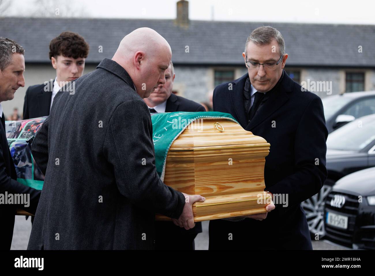 La bara della dodicenne Saoirse Ruane è trasportata nella chiesa dei Santi Pietro e Paolo, Kiltullagh, Co Galway, per il suo funerale. La ragazza della Co Galway che è apparsa al Late Late Toy Show e ha ispirato il lancio di The Toy Show Appeal, che ha portato alla raccolta di milioni di euro, è morta a casa sua martedì dopo aver ricevuto la diagnosi di cancro nel 2019. Data foto: Domenica 10 marzo 2024. Foto Stock